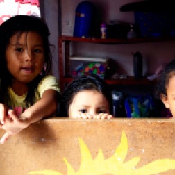 Enkele kinderen uit de krottenwijk 'Cristo del Consuelo' in de kinderopvang van de organisatie 'Mujeres de Lucha'.