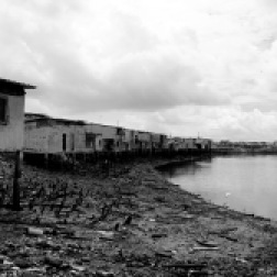 Aan de rivier is de armoede het grootst in de krottenwijken.